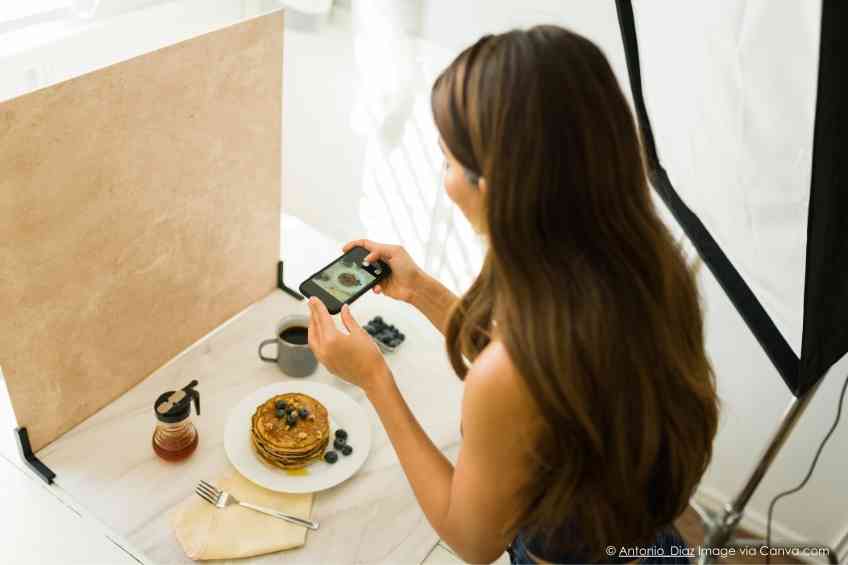 Social Media Feeds Unhealthy Diets